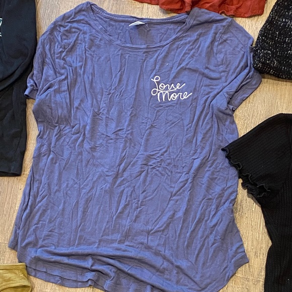 a little stretched out around neck - Picture 2 of 2